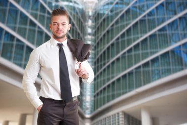 Genç işadamı dış ofis binası ayakta