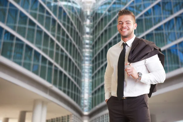 Jovem empresário em pé fora do edifício de escritórios — Fotografia de Stock