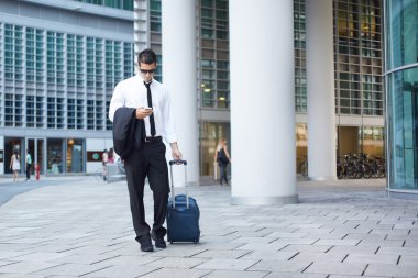 seyahat ve akıllı telefon kullanarak iş adamı