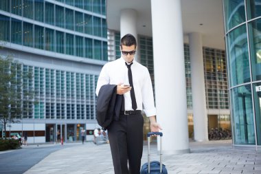 seyahat ve akıllı telefon kullanarak iş adamı