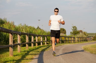 parc koşan genç adam