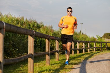 parc koşan genç adam