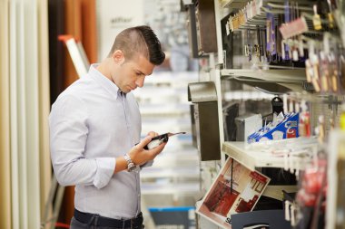 donanım mağazasında müşteri satın