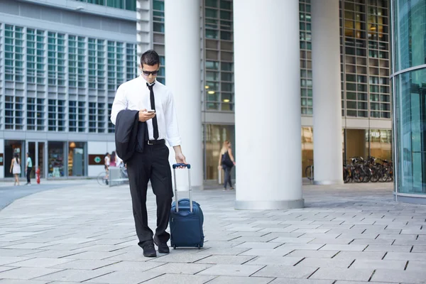 Hombre de negocios viajando y utilizando el teléfono inteligente — Foto de Stock