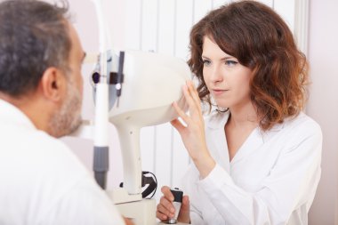 Genç optometrist Studio çalışma