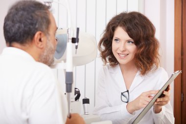 Genç optometrist Studio çalışma