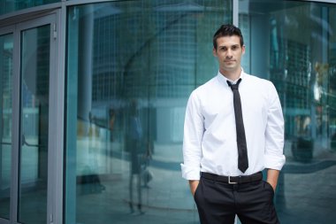 genç işadamı portre için poz 