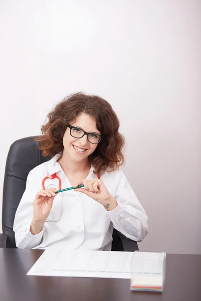 Női orvos optometrista stúdióban dolgozik — Stock Fotó