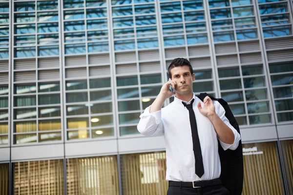 Empresario hablando con móvil — Foto de Stock