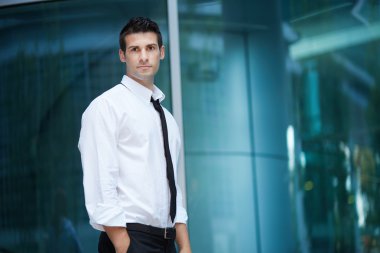 Genç işadamı dış ofis binası ayakta