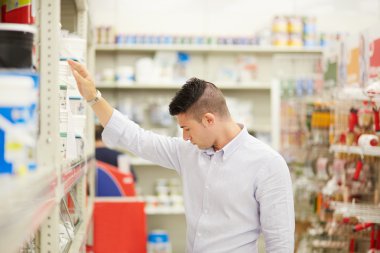 Müşteri boya mağazasında