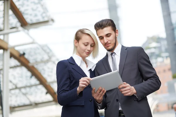 Trabajo en equipo de negocios con tableta digital — Foto de Stock