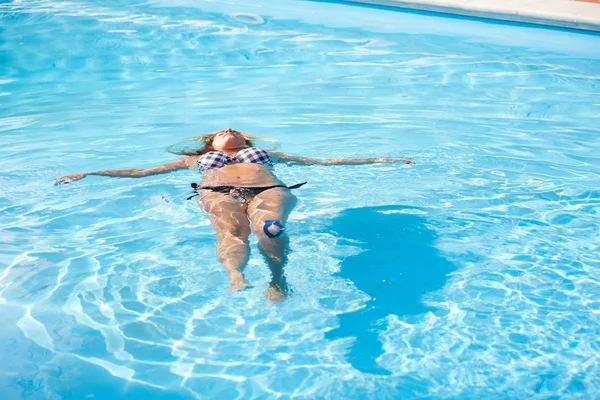 A medence mellett pihentető nő — Stock Fotó