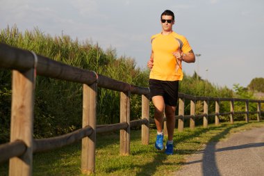 Gözlüklü çalışan adam