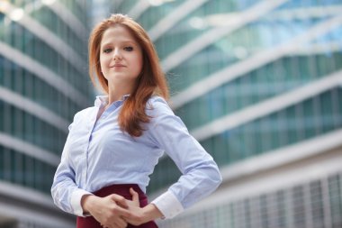 Kızıl saçlı genç iş kadını