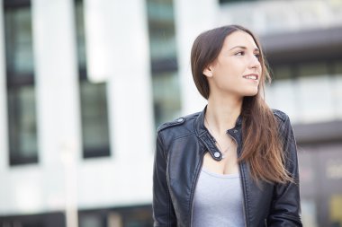 ofis binaları dışında genç kadın