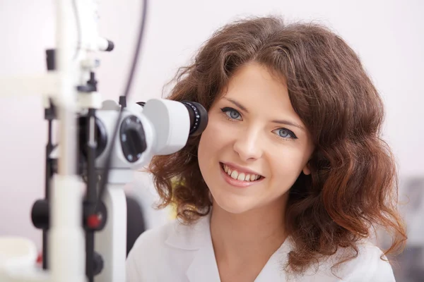 Young optometrist working in studio — Stock Photo, Image