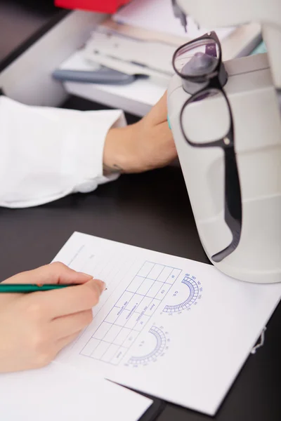 Young optometrist working in studio — Stock Photo, Image