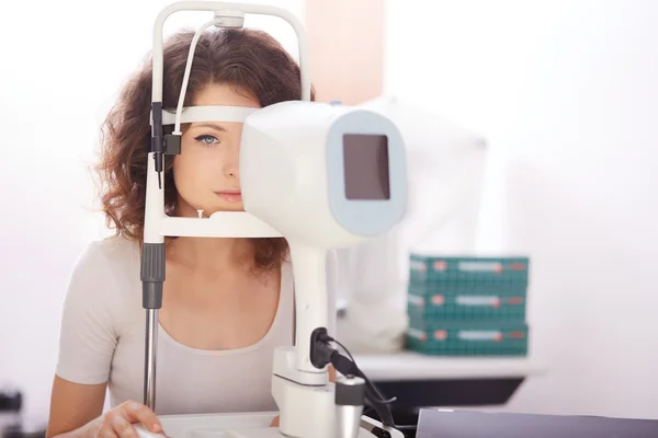 Optometrista que trabalha em laboratório — Fotografia de Stock