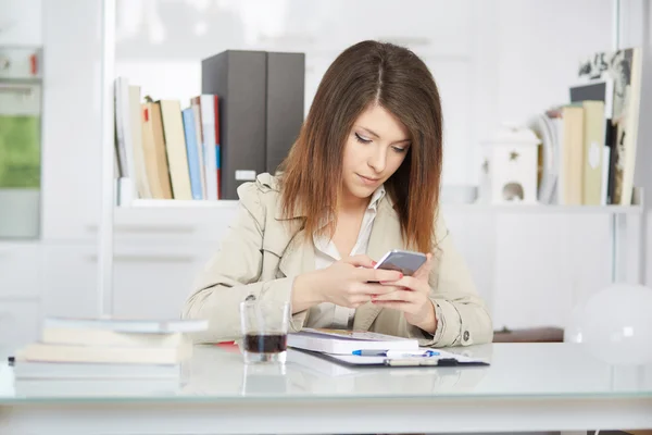 Jonge zakenvrouw werken met mobiele telefoon — Stockfoto