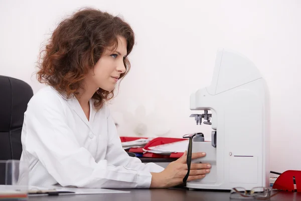 Optometrist working in lab — Stock Photo, Image