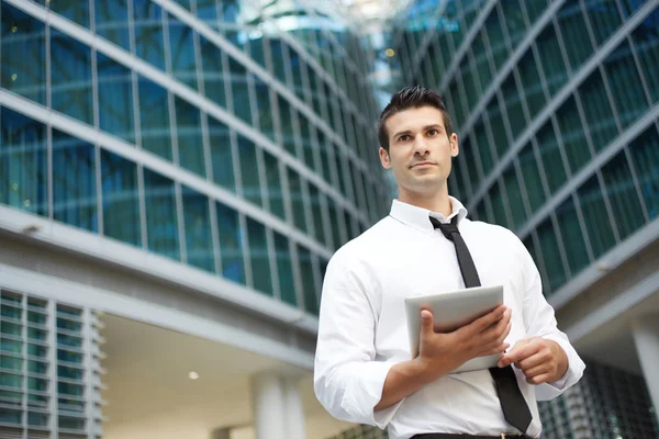 Homme d'affaires heureux utilisant tablette PC à l'extérieur de l'immeuble de bureaux — Photo