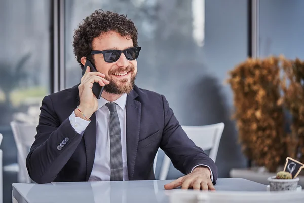 Sonriente hombre de negocios hablando con móvil — Foto de Stock