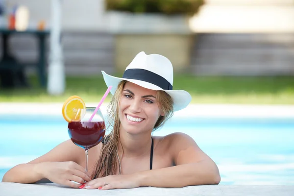 Jovem mulher relaxante na piscina — Fotografia de Stock