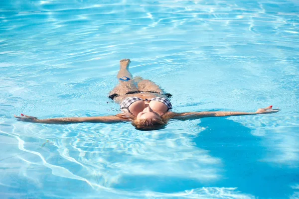 Fiatal nő pihentető medence — Stock Fotó