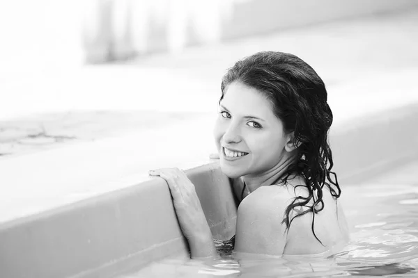 Mujer disfrutando en la piscina —  Fotos de Stock