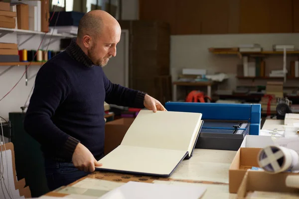 Boekbinder Werken Een Ambachtelijke Werkplaats — Stockfoto