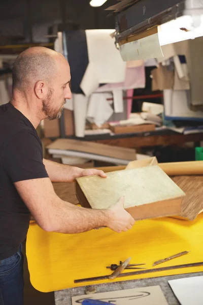 Book Binder Restores Old Book Craft Workshop — Stock Photo, Image