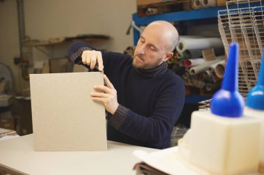 Kitap klasörü deri kapak yapar.
