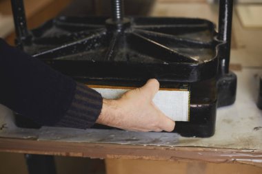 cilt atölyede bir kitap basın