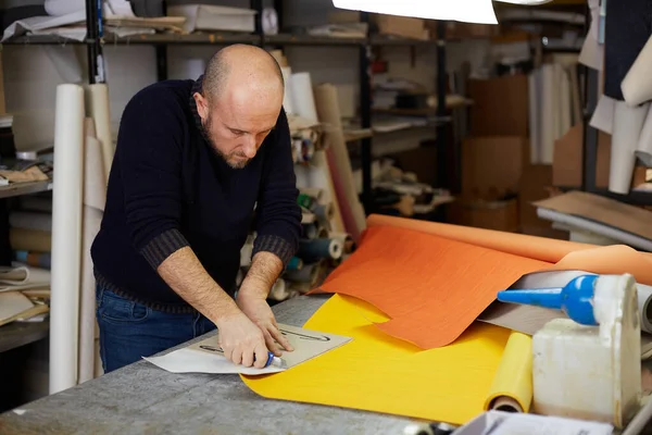 Handwerker Schneidet Leder Mit Cutter Werkstatt — Stockfoto