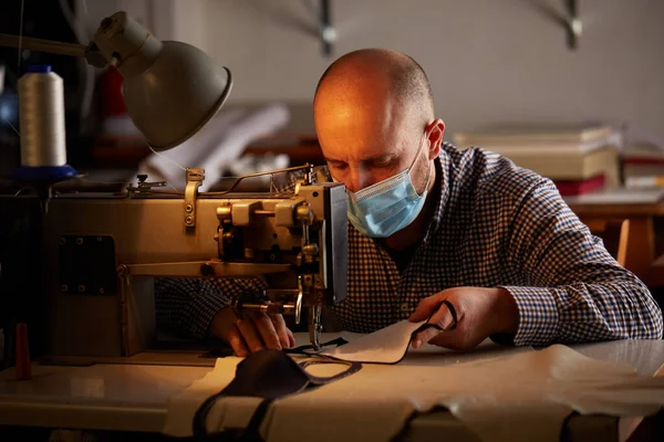 Uomo Che Lavora Con Macchina Cucire Facendo Maschera Facciale Fatta — Foto Stock