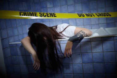 Suç mahalli, banyo tüpünde öldürülen kadın.