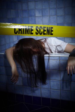 Suç mahalli, banyo tüpünde öldürülen kadın.