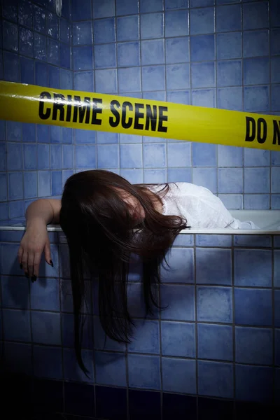 Suç mahalli, banyo tüpünde öldürülen kadın.