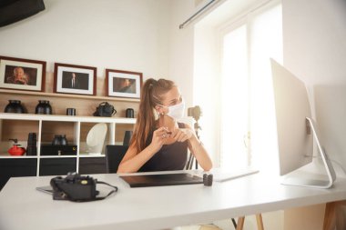 Genç profesyonel fotoğrafçı Covid-19 karantinasında çalışıyor.