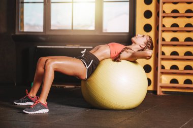 Spor salonunda topa uygun idman