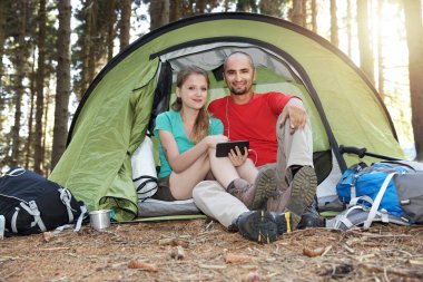 Vahşi doğada kamp çadırında bir çift