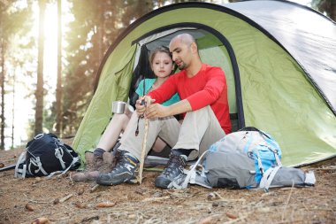 Vahşi doğada kamp çadırında bir çift