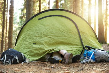 Vahşi doğada kamp çadırında bir çift