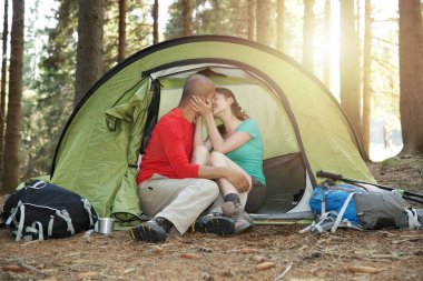 Vahşi doğada kamp çadırında bir çift