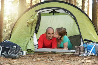 Vahşi doğada kamp çadırında bir çift