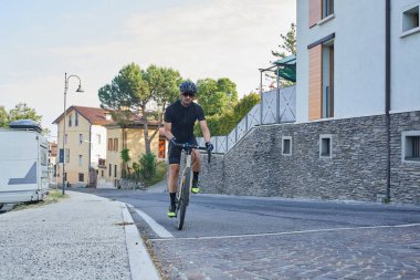 Bisikletli bisiklet pedallı.
