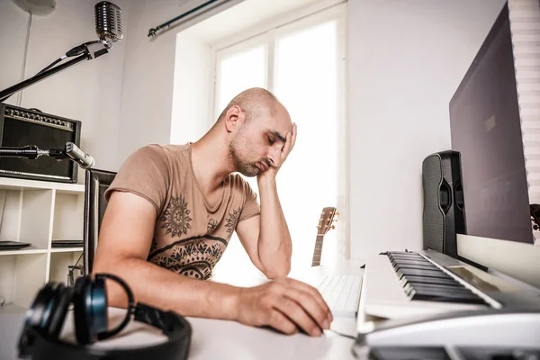 Hombre Adulto Desesperado Trabajando Estudio Casa Cuando Software Grabación Está —  Fotos de Stock