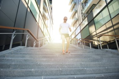 Kentsel çevrede koşan adam