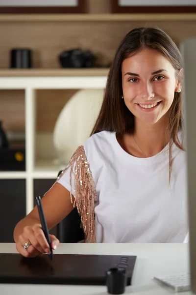 Jovem Designer Gráfico Trabalhando Escritório Casa — Fotografia de Stock